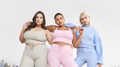 Frauen tragen Kleidung von Oceansapart