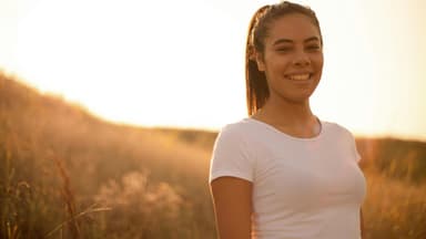 Frau mit weißem Basic T-Shirt