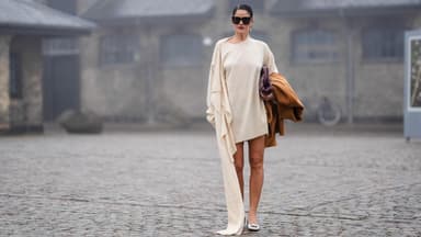 Gili Biegun trägt ein minimalistisches Kleid im Streetstyle 