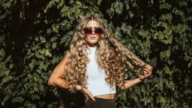 Frau mit langen Haaren Locken