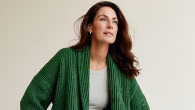 Model mit einfach gestrickter Jacke von Lana Grossa