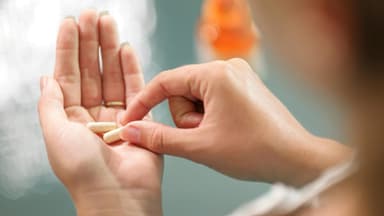Kapseln zum Abnehmen in der Hand
