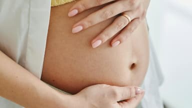 Frau streichelt ihren Babybauch