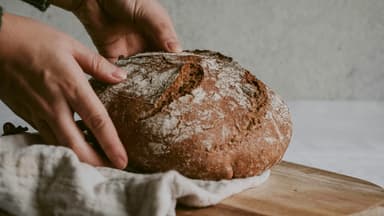 Frisch gebackenes und knuspriges Brot