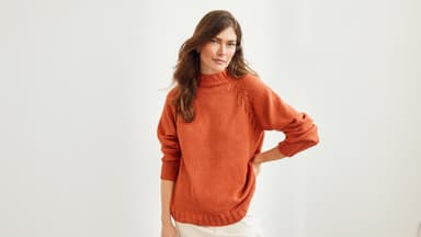 Model im gestricktem Lochmuster-Pullover
