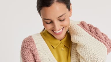 Model in pink, weiß, gelbem Long Cardigan von Lana Grossa