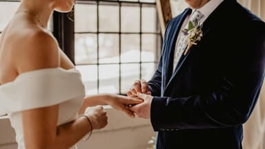 Hochzeitspaar beim Ringwechsel