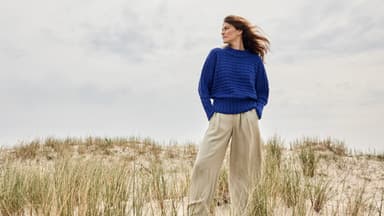 Model mit Pullover mit Fledermausärmeln von Lana Grossa
