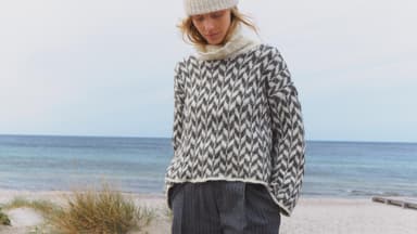 Model mit Statement-Rollkragenpullover von Lana Grossa