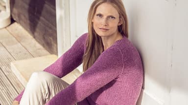 Model in fliederfarbenem Pullover von Lana Grossa