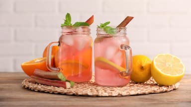 Rhabarbersaft im Glas