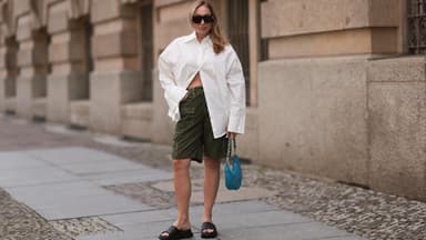 Frau mit oversized Hemd und knielagen Shorts