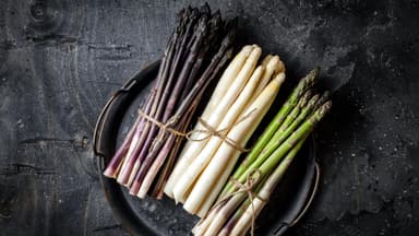 Spargel in grün, weiß und lila