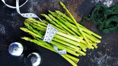 Grüner Spargel mit Maßband umwickelt