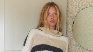 Model mit Streifenpullover mit Bindebändern von Lana Grossa