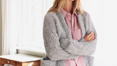Model in Top-Down-Strickjacke von Lana Grossa