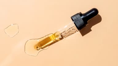 Pipette mit Arganöl für die Haare