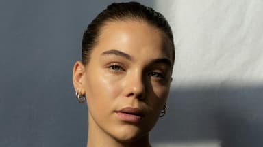Frau mit natürlichem Make-up