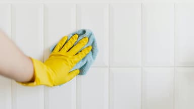 Handschuh und Putzlappen