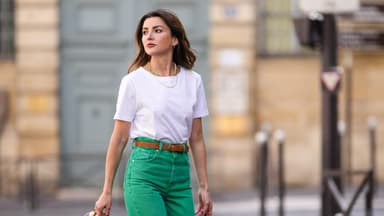 Frau trägt weißes T-Shirt und grüne Hose