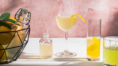Frisch gemixter Cocktail mit Zitrone