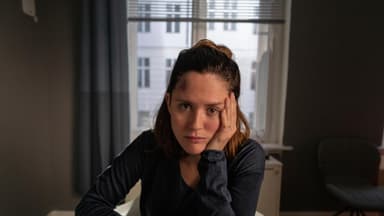 Emily Cox als Emma Turgut im ZDF-Film "Unsichtbarer Angreifer"