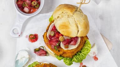Süßkartoffel-Burger mit Erdbeeren 
