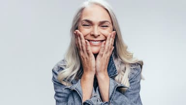 Frau mit gepflegten grauen Haaren
