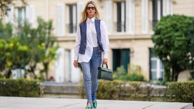 Frau zeigt, wie man eine Jeansweste kombinieren kann
