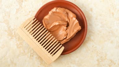Eine Schale mit Lavaerde als Haarmaske