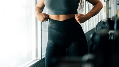 Frau in Sport-BH und Leggings