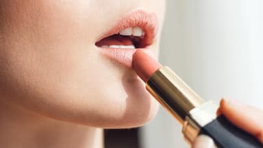 Frau trägt selbst gemachten Lippenstift auf