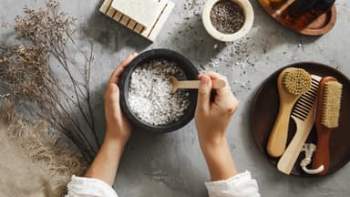 Frau macht Naturkosmetik selber