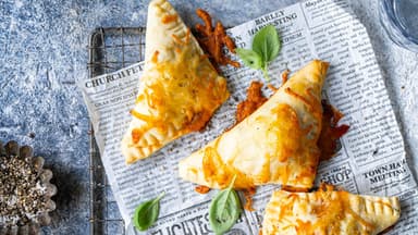 Pizzateigecken mit Chili-Hackfüllung 