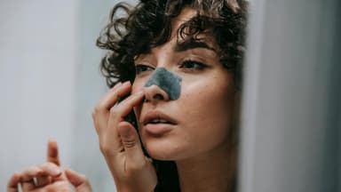 Frau mit einem Pore Strip auf der Nase