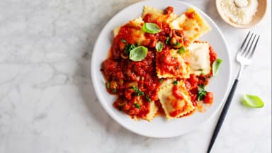 Selbst gemachte Ravioli mit Tomatensoße