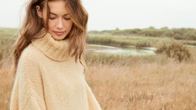 Model in beigem Rollkragenpullover von Lala Berlin x Lana Grossa