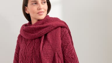 Gestrickter Schal mit Rautenmuster
