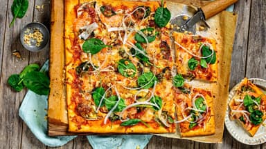 Spargel-Pizza mit Lachs und Spinat