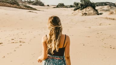 Frau mit spaziert am Strand