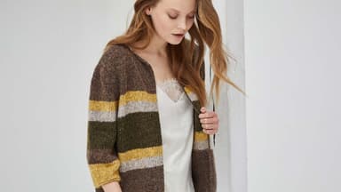 Model in Blockstreifen-Sommerjacke von Lana Grossa