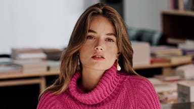 Model in pinkem Raglanpullover mit kurzen Armen von Lana Grossa