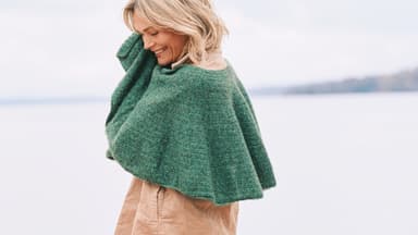 Model in grüner Stola von Lana Grossa