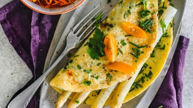 Spargel im Kräuteromelette