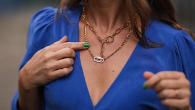Frau trägt Kleid mit V-Ausschnitt