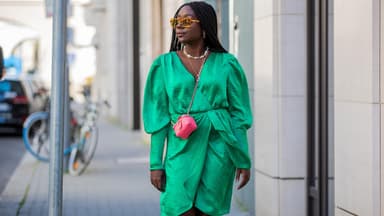 Frau trägt grünes Wickelkleid im Streetstyle 