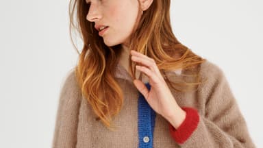 Model in bunter Raglanjacke von Lana Grossa