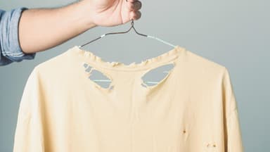 T-Shirt mit Löchern