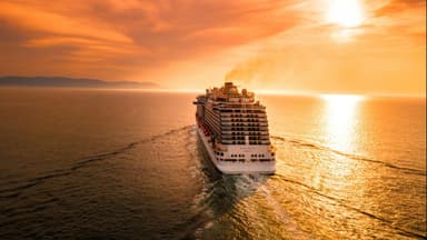 Kreuzfahrtschiff bei Sonnenuntergang