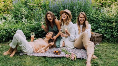 Frauen machen ein Picknick im Garten